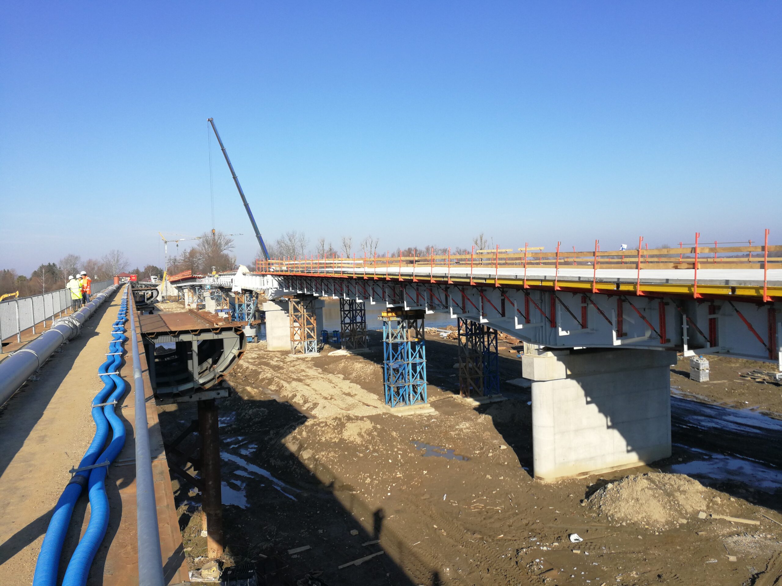 Budowa rurociągu tłocznego kanalizacji sanitarnej na moście w Ostrowie